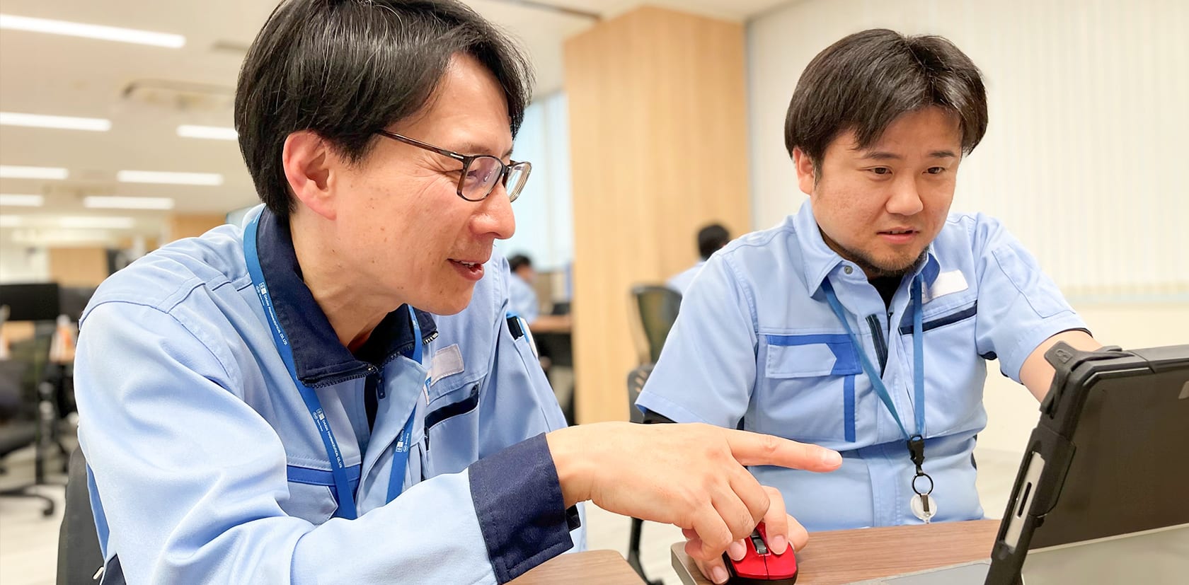 製造管理システムを担当する様子